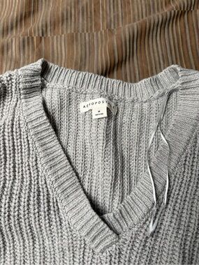 Aeropostale Women’s Light Gray V-Neck Chunky Knit Sweater
